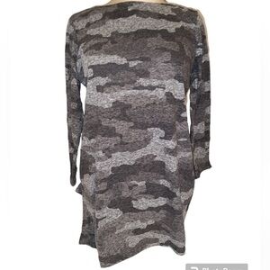 Duluth Trading shirt gray camo print 3/4” sleeves tunic length crewneck Sz Small